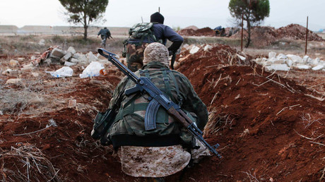 Members of al Qaeda's Nusra Front carry their weapons as they move towards their positions near al-Zahra village, north of Aleppo city, November 25, 2014 © Hosam Katan 