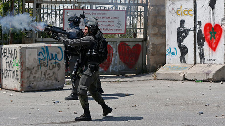  Israeli security forces fire tear gas towards Palestinian protesters, April 17, 2017 © Ahmad Gharabli