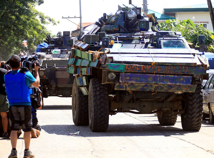 US troops near jihadist-besieged Philippines city ‘not fighting militants’ (PHOTOS)