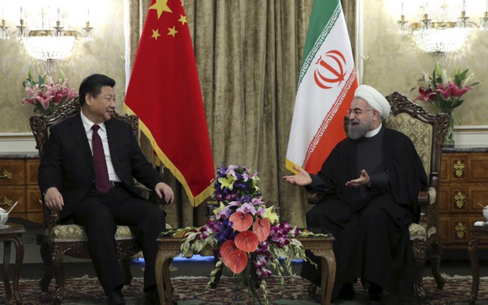 Iranian President Hassan Rouhani (R) meets with Chinese President Xi Jinping in Tehran, Iran January 23, 2016. REUTERS/President.ir/Handout via Reuters