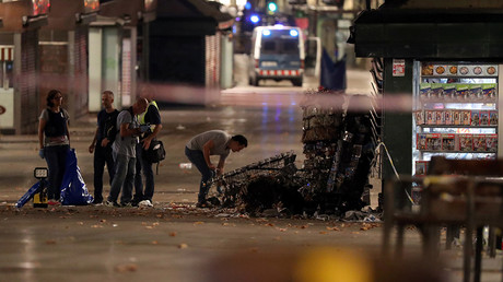 Forensic police officers search for clues near the area where a van crashed into pedestrians at Las Ramblas in Barcelona, Spain, August 18, 2017 © Sergio Perez