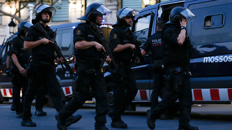 Spanish policemen walk in a cordoned off area in Barcelona on August 17, 2017 © Pau Barrena / AFP