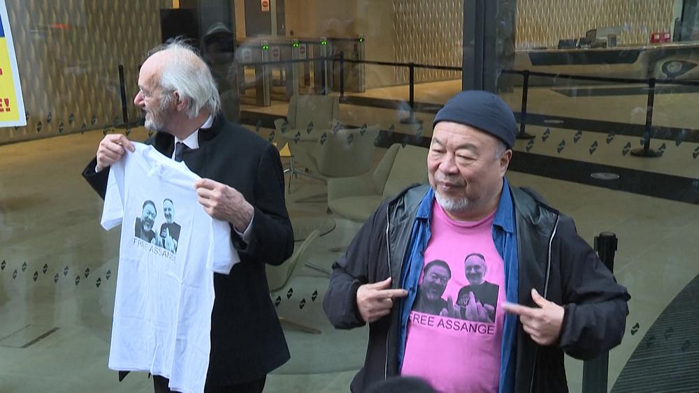 Chinese artist Ai Weiwei holds protest against Assange extradition