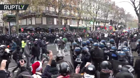 Over 100 arrested as Paris rally against security bill & Islamophobia descends into chaos (VIDEOS)