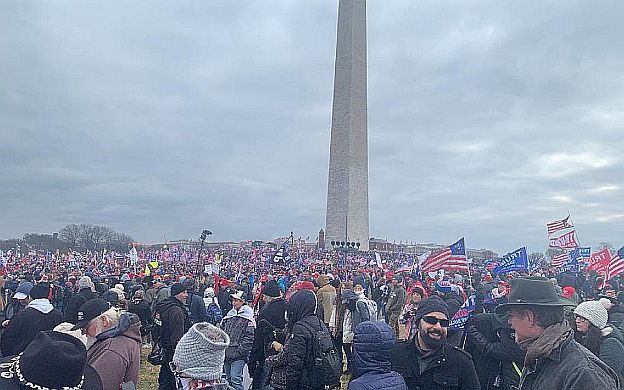 A large crowd of people in front of a monument Description automatically generated with medium confidence