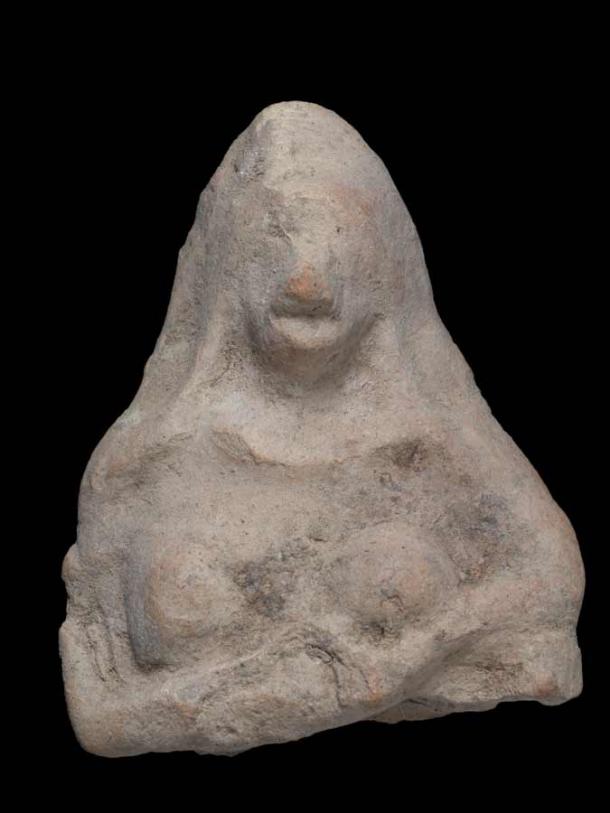 The frontal view of the molded fertility goddess amulet clearly showing her crossed arms beneath her breasts. (IAA)
