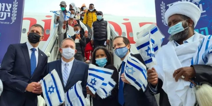 Nearly 300 Ethiopians Arrive as New ‘Olim’ on Final Flight of ‘Operation Tzur Israel’