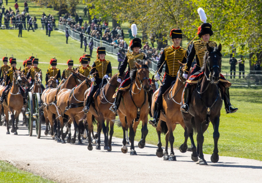 The King's Troop Royal Horse Artillery arrives at Windsor Castle in preparation for the Gun Salute on the palace grounds on the day of the funeral of Britain's Prince Philip, husband of Queen Elizabeth, who died at the age of 99, in Windsor, Britain April 17, 2021. (ANTONIO OLMOS/POOL VIA REUTERS)