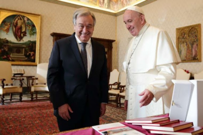 Pope Francis gives peace award to UN chief