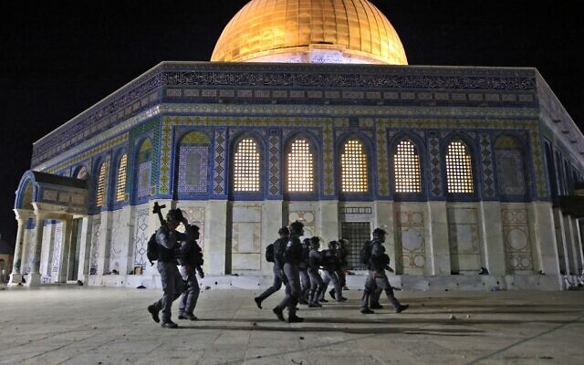 Police close Temple Mount to Jews on Jerusalem Day, set to decide on Flag March