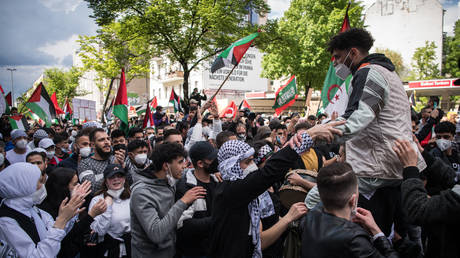 Violent clashes in Berlin as police break up pro-Palestinian demonstration (VIDEO)