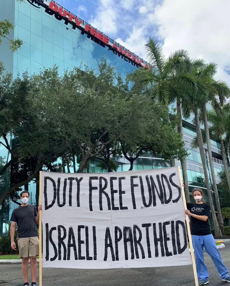 Protesters in front of Duty Free Americas headquarters in Hollywood, Florida, June 2, 2021. (Photo: JVP South Florida)