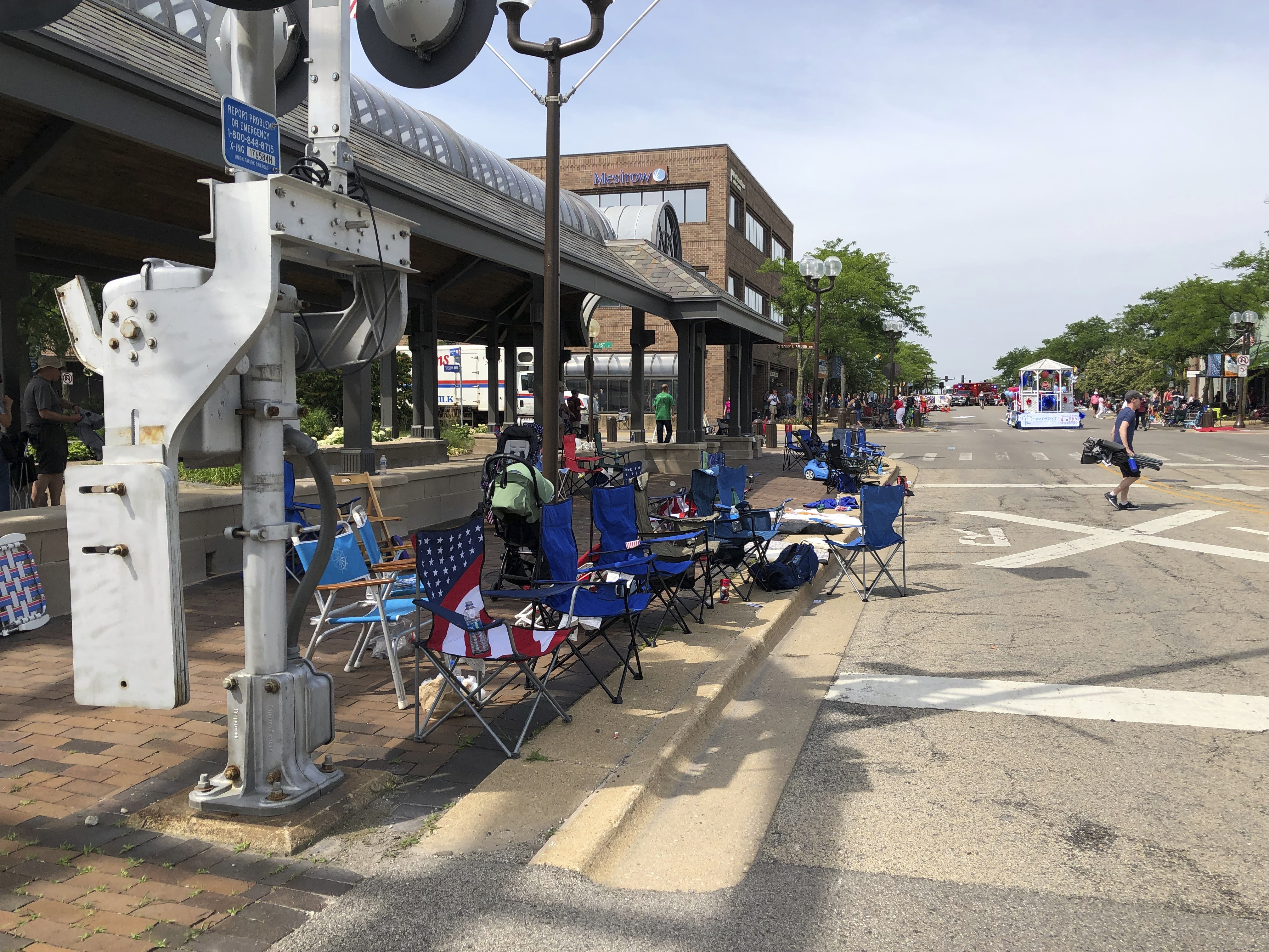 6 dead, 30 hurt in shooting at Chicago-area July 4 parade