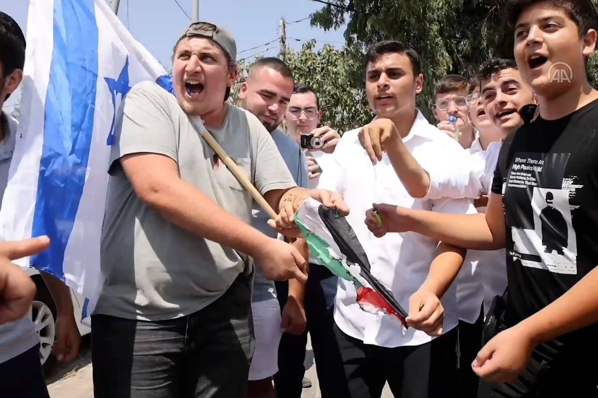 Israeli settlers burn Palestinian flag in Jerusalem