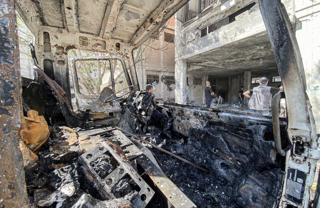 Palestinians inspect the area after an Israeli attack hit the al-Zahraa School in the east of Gaza City, on August 08, 2024. (Photo: Hadi Daoud/APA Images)